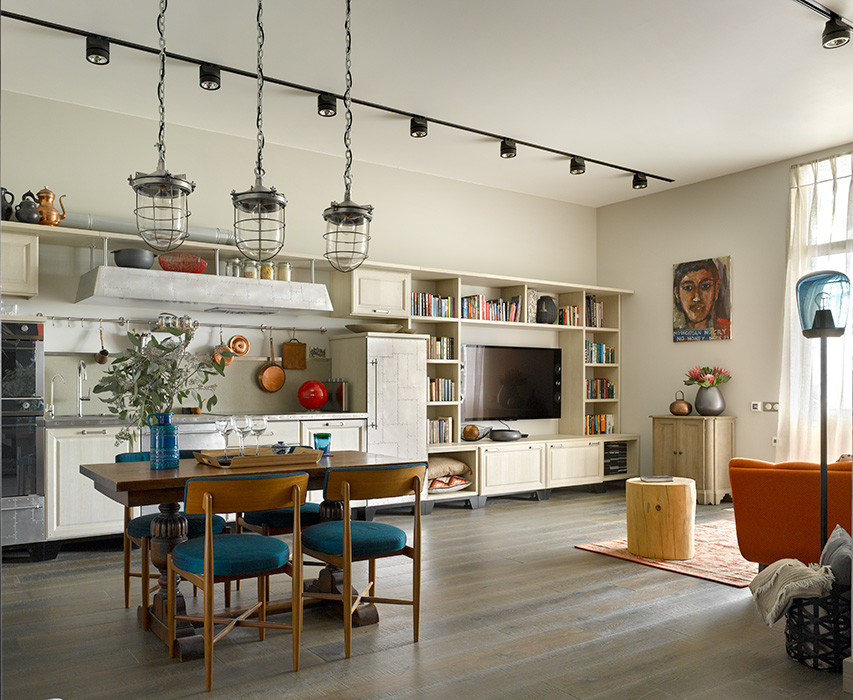 Example of an eclectic living room design in Moscow