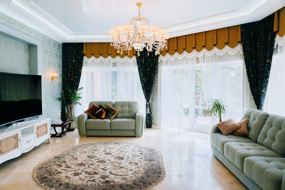 Cette photo montre un grand salon chic ouvert avec un sol en carrelage de porcelaine, un téléviseur indépendant, un sol beige, un plafond décaissé et du papier peint.