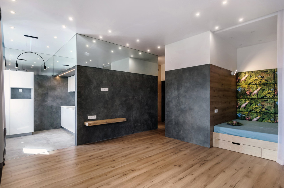 Свежая идея для дизайна: открытая гостиная комната среднего размера в современном стиле с серыми стенами, полом из ламината и бежевым полом - отличное фото интерьера