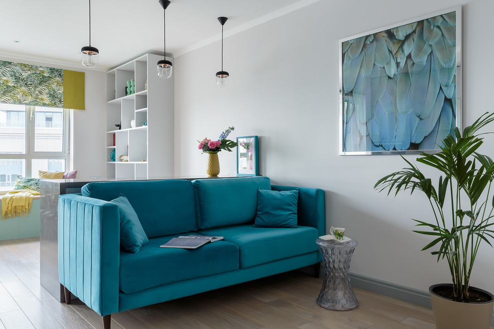 Ispirazione per un piccolo soggiorno minimal chiuso con pareti grigie, parquet chiaro e pavimento beige
