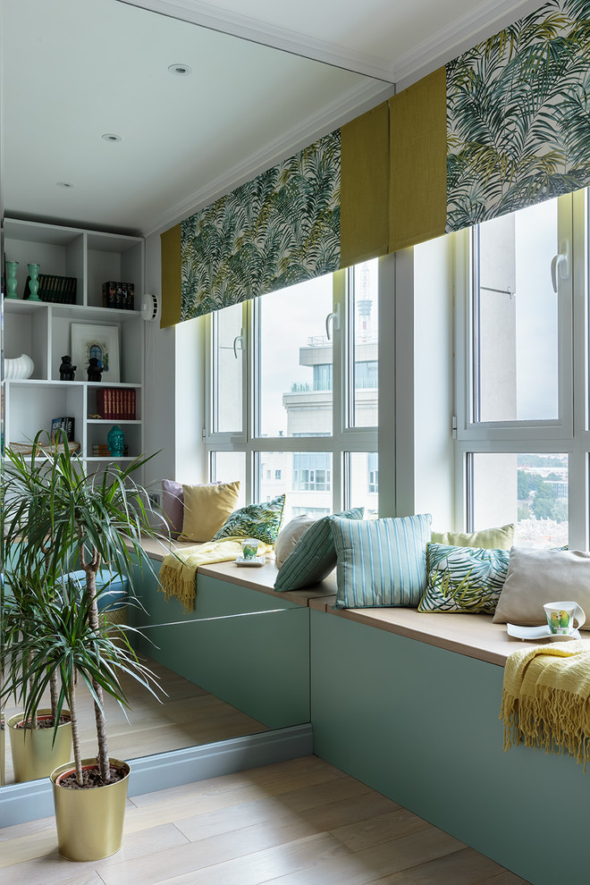Idée de décoration pour un petit salon design avec parquet clair et un sol beige.