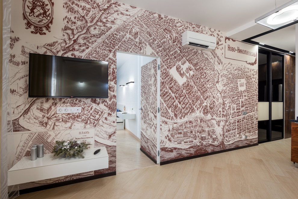 Свежая идея для дизайна: маленькая гостиная комната в современном стиле с бежевыми стенами, светлым паркетным полом и телевизором на стене для на участке и в саду - отличное фото интерьера
