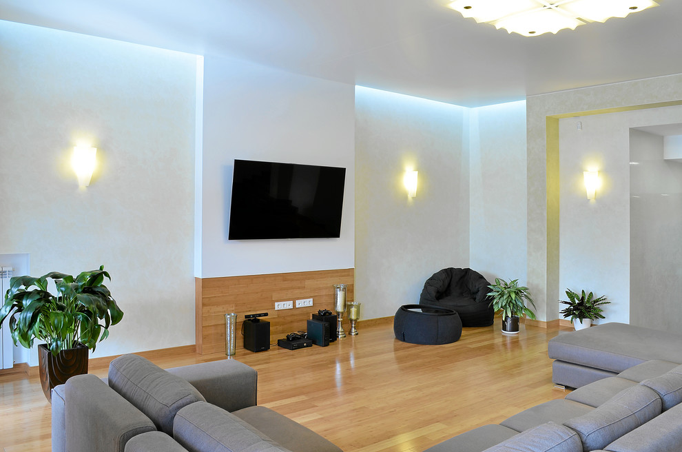 Свежая идея для дизайна: большая открытая гостиная комната в современном стиле с бежевыми стенами, полом из бамбука, телевизором на стене и оранжевым полом - отличное фото интерьера