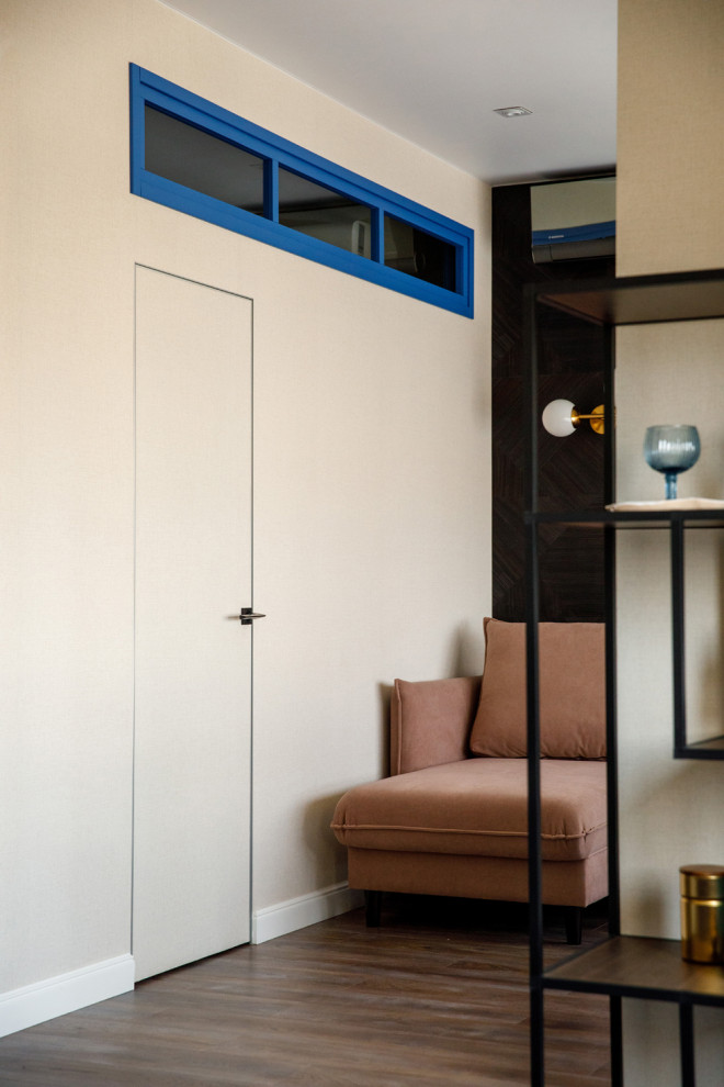 Стильный дизайн: гостиная комната в современном стиле с полом из ламината и обоями на стенах - последний тренд
