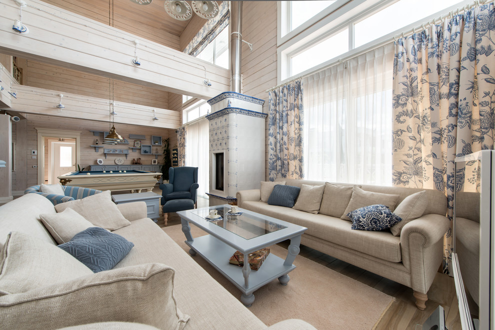 Immagine di un soggiorno aperto con pareti beige, pavimento in gres porcellanato, camino classico, cornice del camino piastrellata, TV autoportante e sala formale