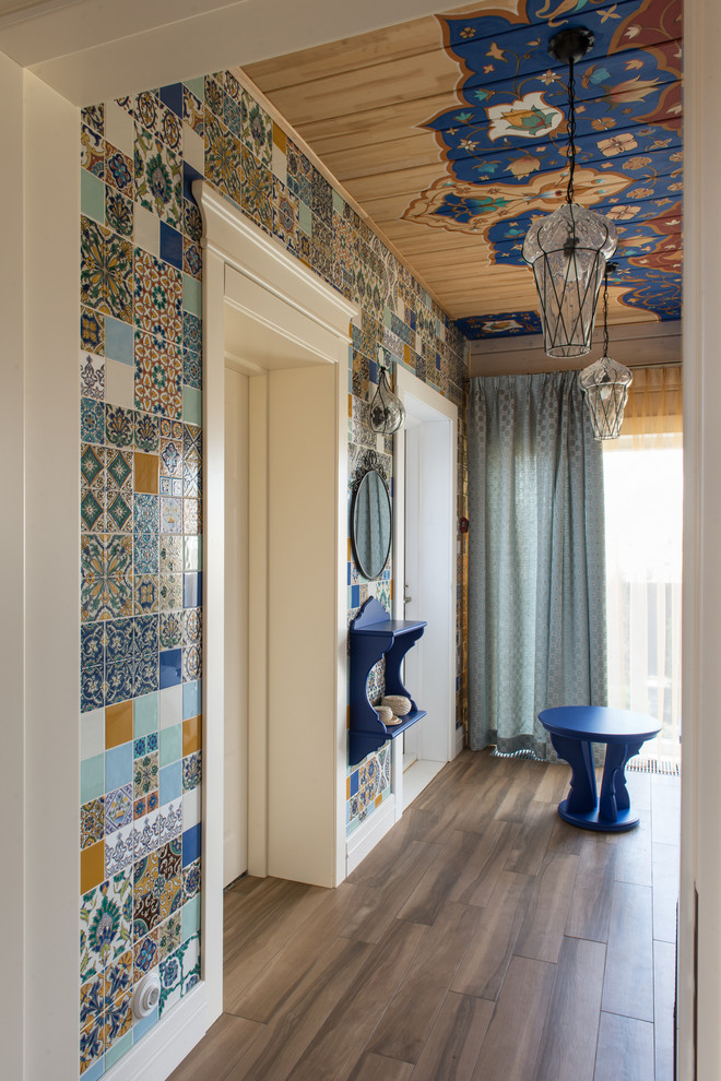 Стильный дизайн: изолированная гостиная комната в восточном стиле с полом из керамогранита и разноцветными стенами - последний тренд