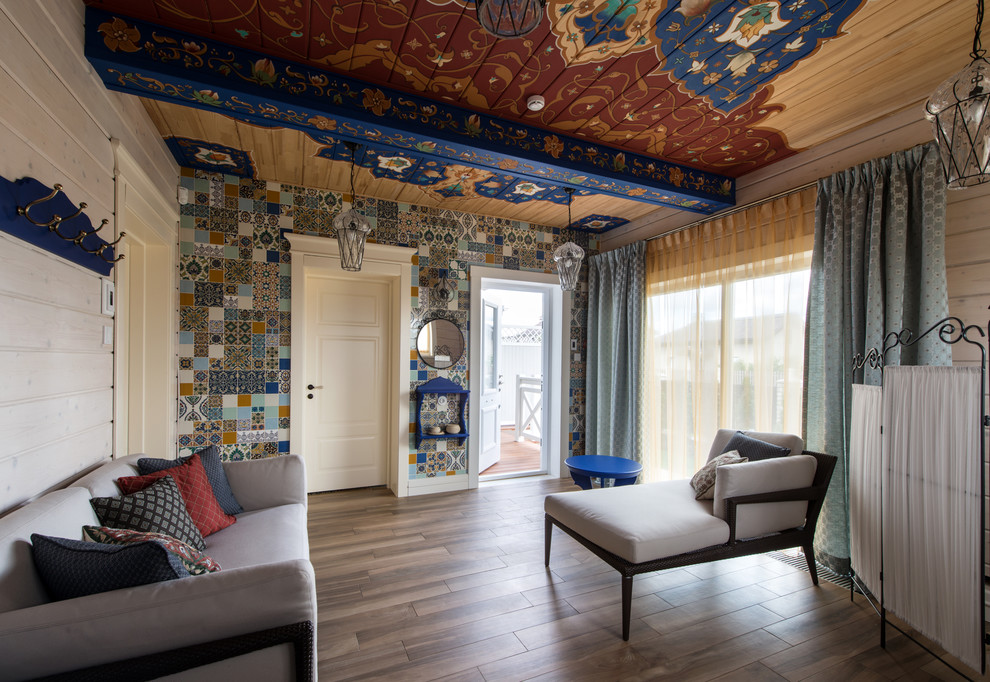 Стильный дизайн: изолированная гостиная комната в восточном стиле с полом из керамогранита и разноцветными стенами - последний тренд