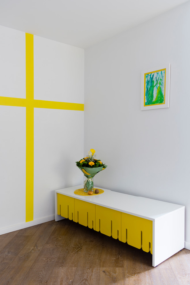 Idee per un soggiorno contemporaneo con pavimento in legno massello medio e pavimento marrone