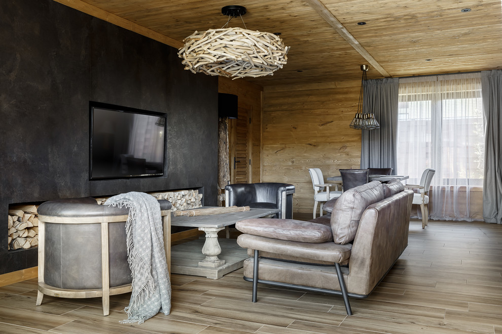 Стильный дизайн: гостиная комната в стиле рустика с коричневыми стенами, светлым паркетным полом, телевизором на стене и бежевым полом - последний тренд