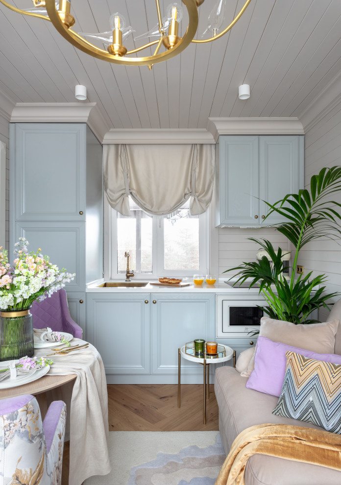 Пример оригинального дизайна: маленькая объединенная гостиная комната в стиле кантри с серыми стенами, паркетным полом среднего тона и коричневым полом без телевизора для на участке и в саду
