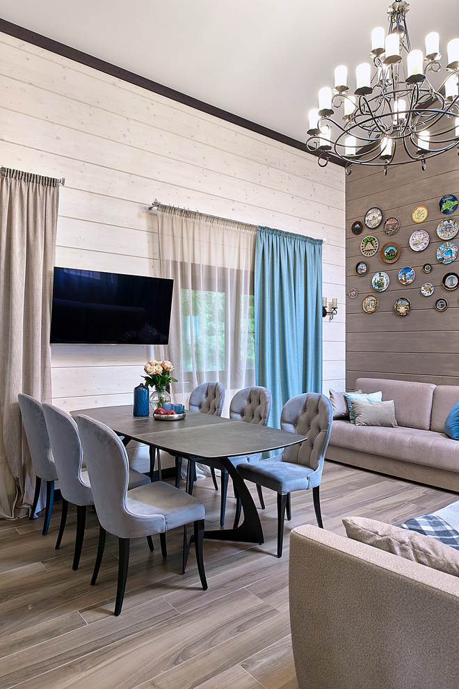 На фото: большая парадная, изолированная гостиная комната в современном стиле с разноцветными стенами, полом из керамогранита, телевизором на стене и коричневым полом с