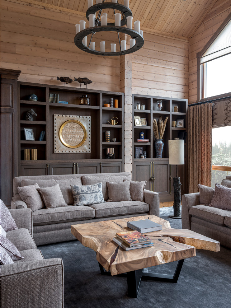 Immagine di un soggiorno country con pareti beige, pavimento in legno massello medio, pavimento marrone, soffitto a volta, soffitto in legno e pareti in legno
