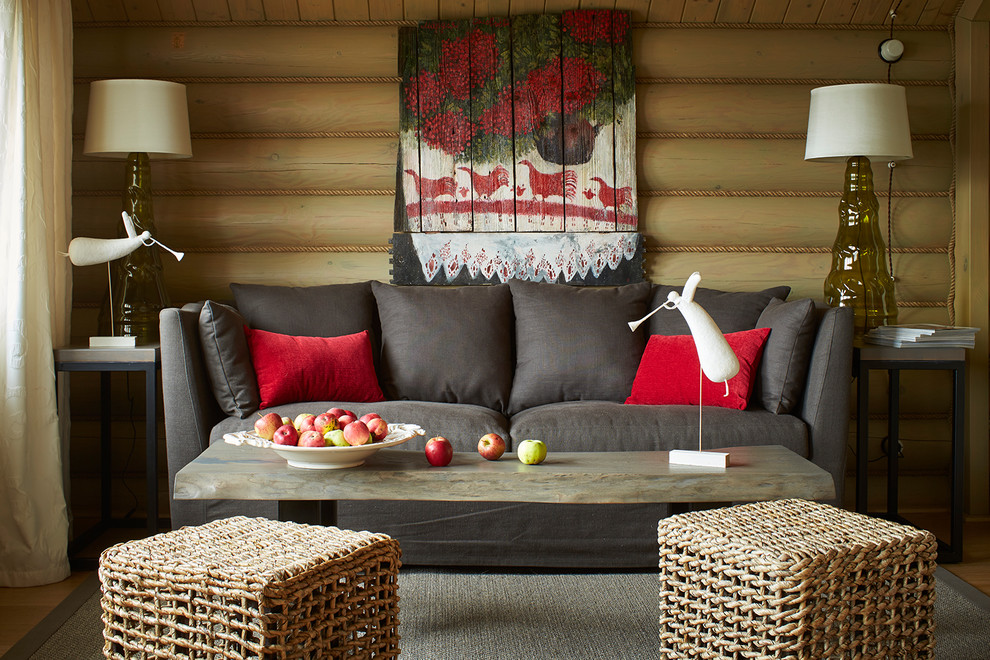 Foto di un soggiorno stile rurale chiuso con pareti beige, sala formale, pavimento in legno massello medio e pavimento beige