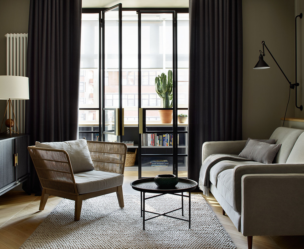 Idee per un soggiorno design di medie dimensioni e aperto con pareti grigie e parquet chiaro