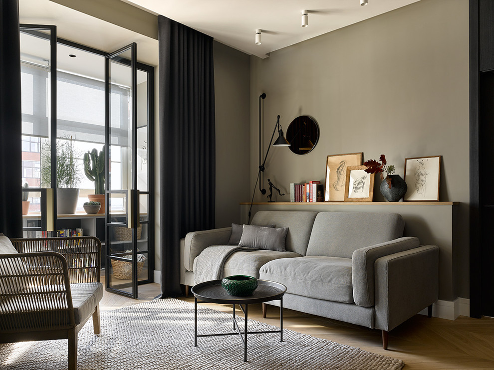 Immagine di un soggiorno contemporaneo di medie dimensioni e aperto con pareti grigie, parquet chiaro e pavimento marrone