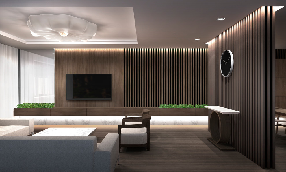 Großes Modernes Wohnzimmer mit brauner Wandfarbe, dunklem Holzboden und TV-Wand in Sonstige