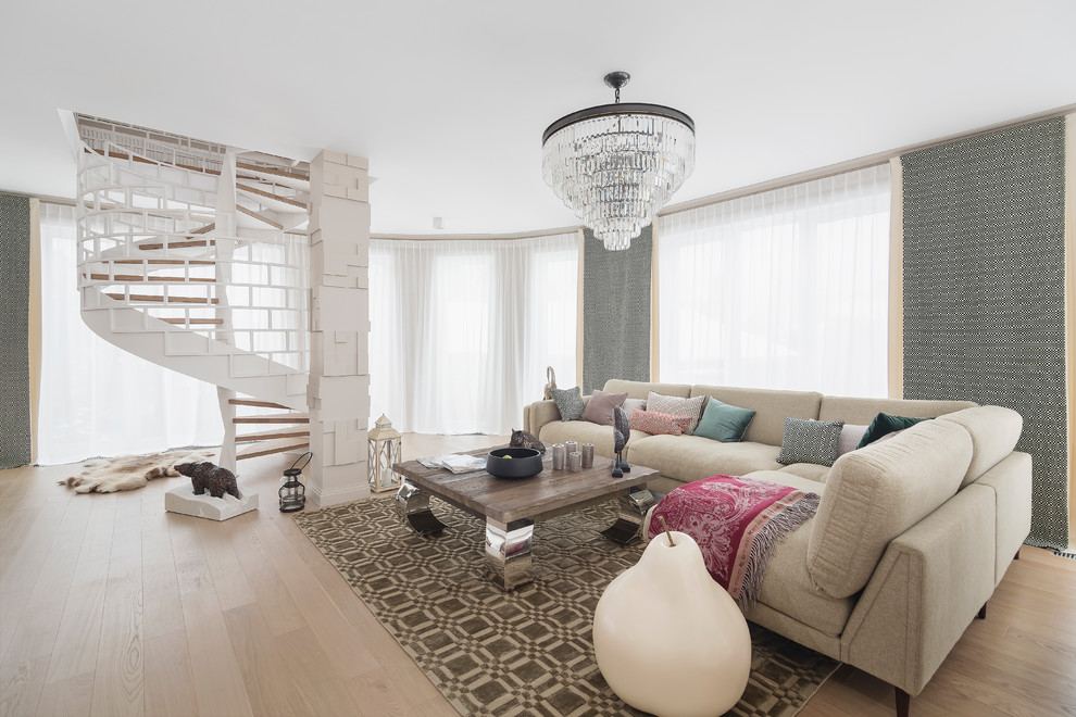 Ispirazione per un soggiorno design con parquet chiaro