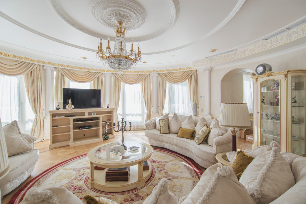 Esempio di un soggiorno tradizionale con pareti bianche, parquet chiaro, nessun camino, TV autoportante e pavimento marrone