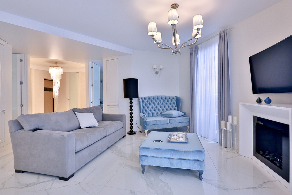 Idee per un soggiorno minimal aperto con pareti bianche, pavimento in gres porcellanato, camino ad angolo e TV a parete