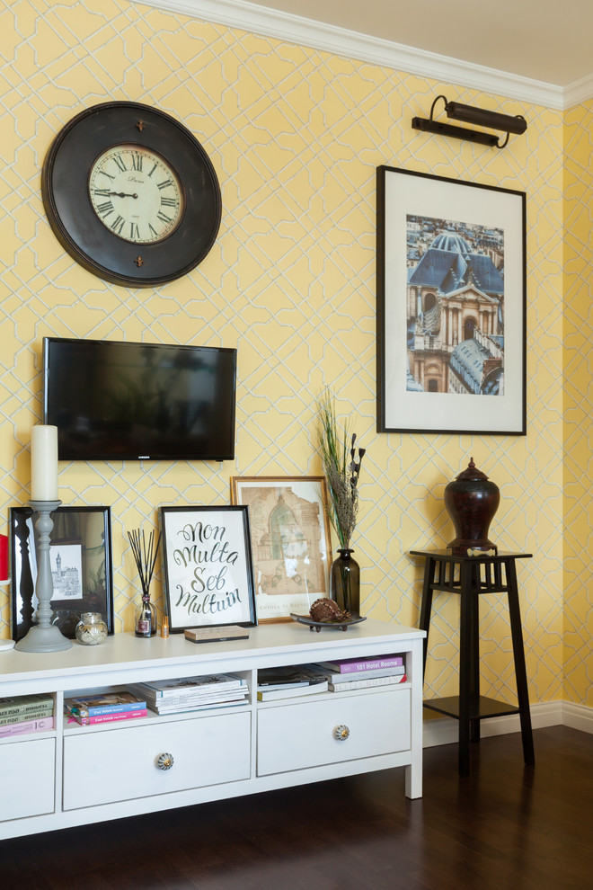 Foto di un piccolo soggiorno chic aperto con pareti gialle, pavimento in legno verniciato e TV a parete