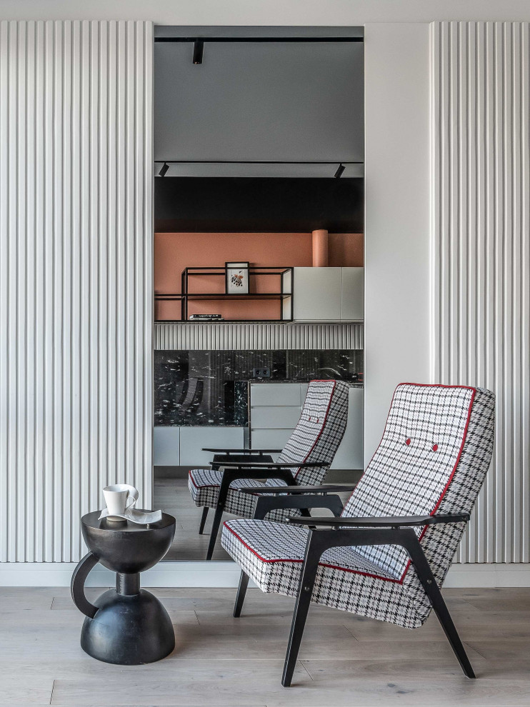 Inspiration för ett litet minimalistiskt vardagsrum, med vita väggar, en fristående TV och grått golv