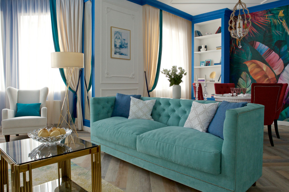На фото: парадная гостиная комната в стиле фьюжн с разноцветными стенами и бежевым полом с