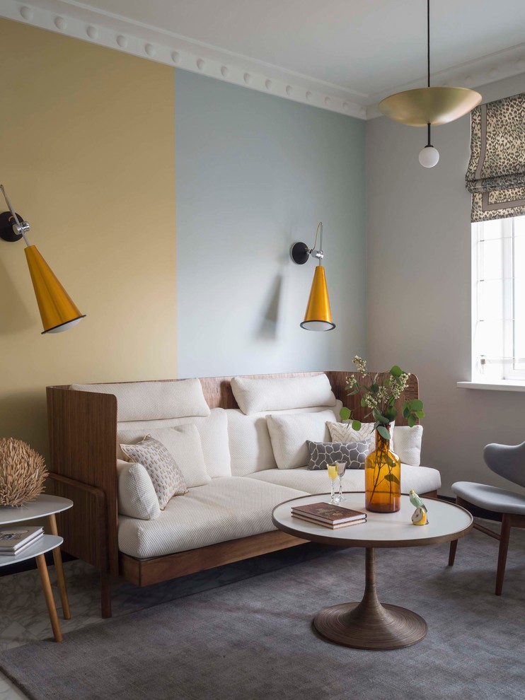 Inspiration för ett skandinaviskt vardagsrum, med flerfärgade väggar