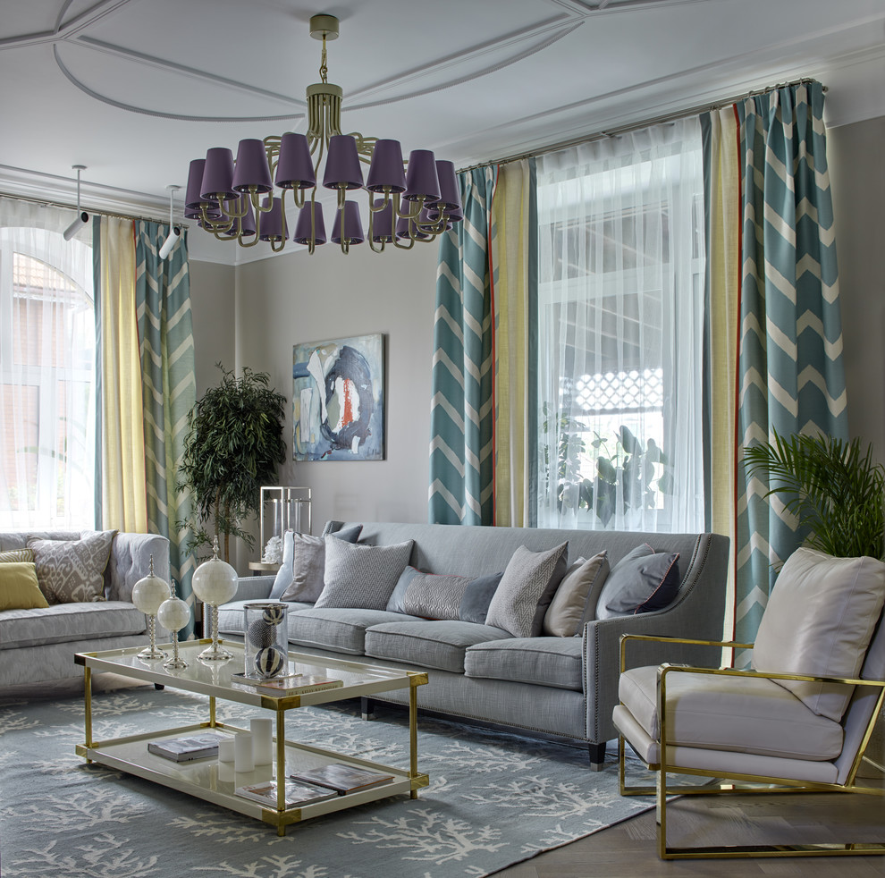 Imagen de salón para visitas abierto clásico renovado con paredes grises, suelo de madera clara y suelo beige