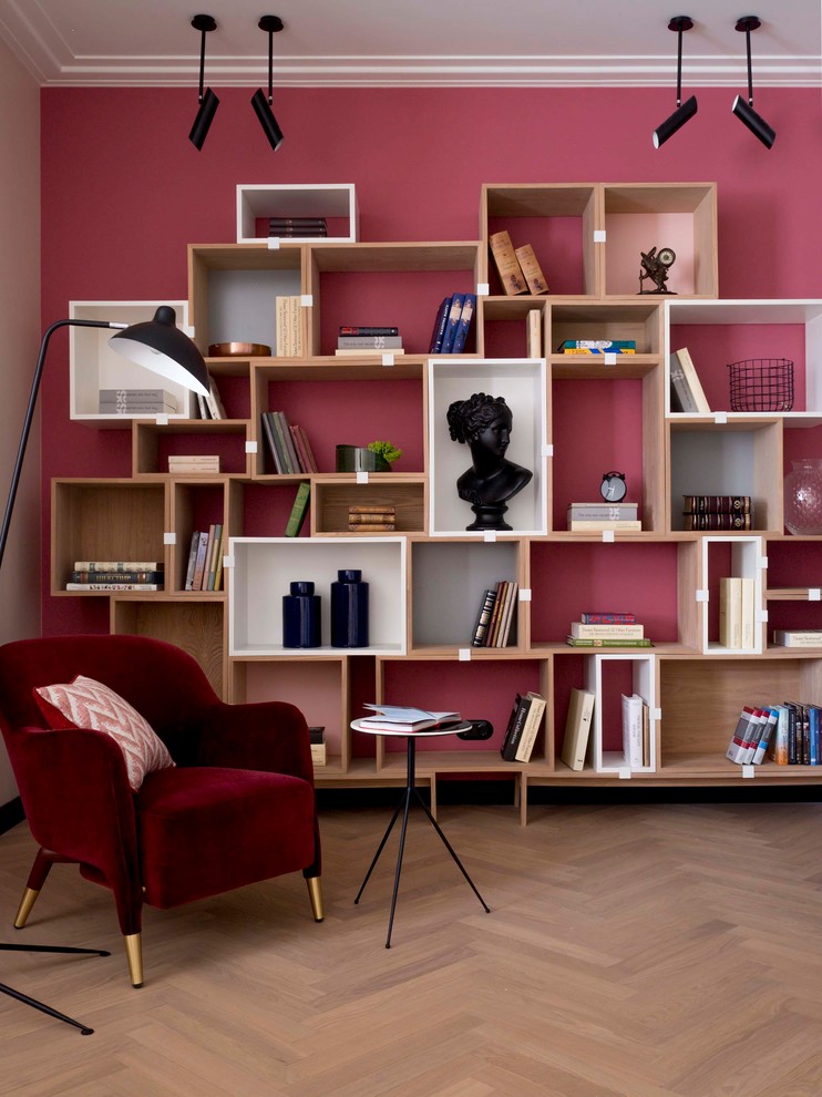 Idee per un soggiorno design con pareti rosse, parquet chiaro e pavimento beige