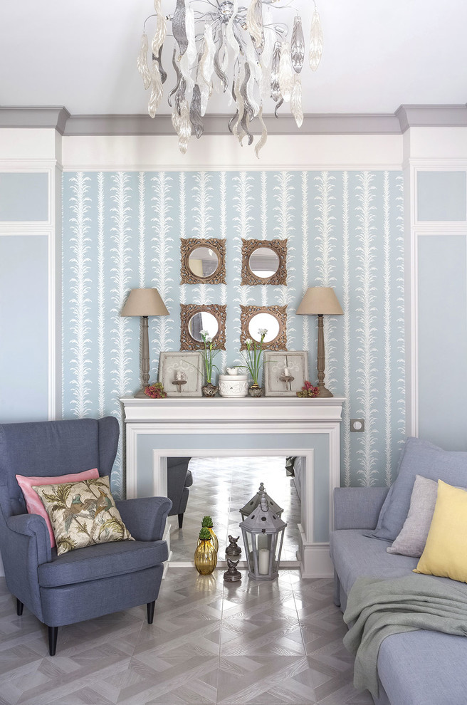 На фото: гостиная комната:: освещение в скандинавском стиле с синими стенами и светлым паркетным полом с