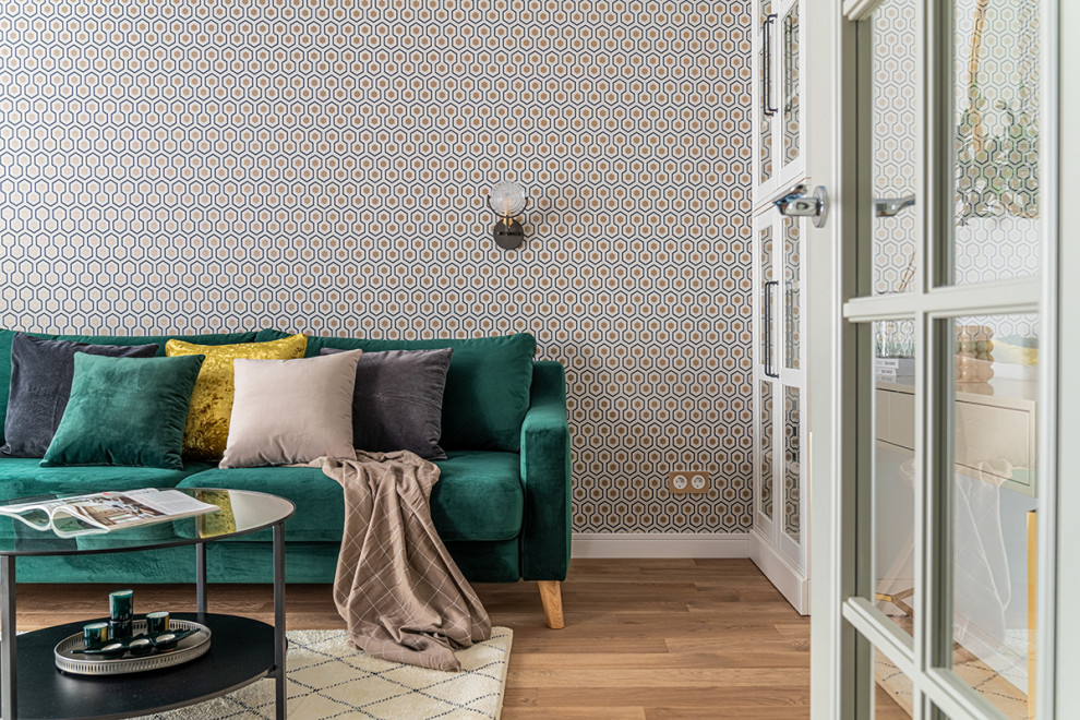 Modernes Wohnzimmer mit hellem Holzboden in Moskau