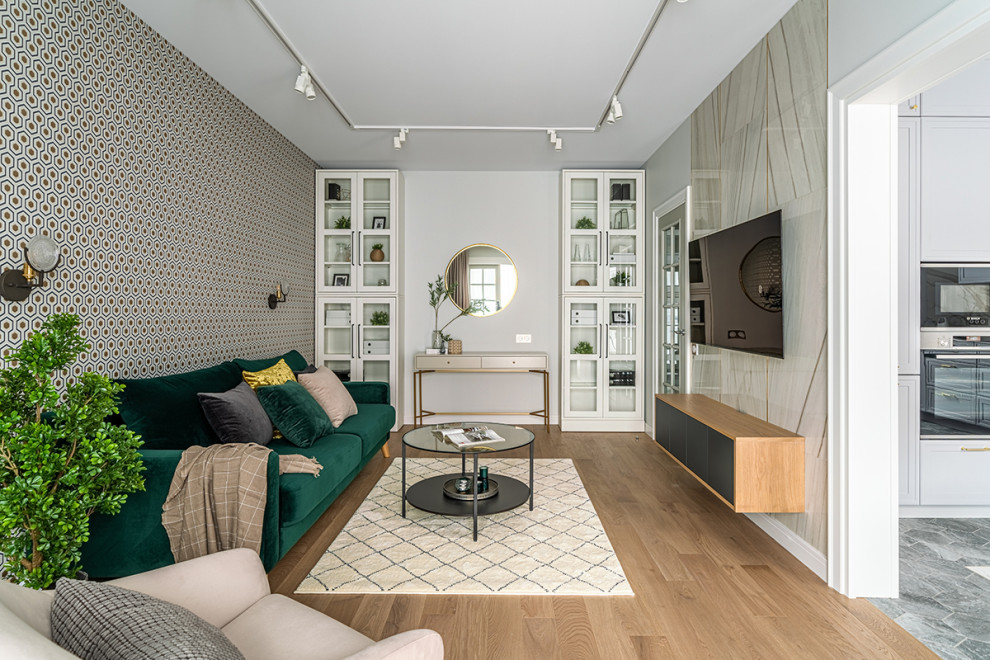 Идея дизайна: гостиная комната в современном стиле с светлым паркетным полом и тюлем на окнах