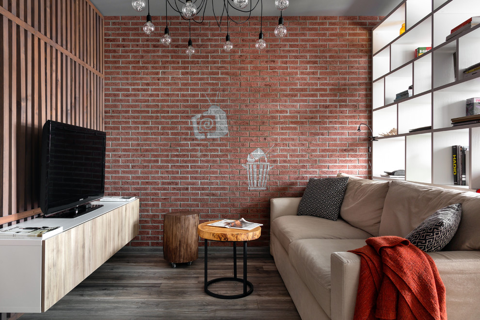 Стильный дизайн: гостиная комната среднего размера в современном стиле с отдельно стоящим телевизором, с книжными шкафами и полками, красными стенами и коричневым полом без камина - последний тренд