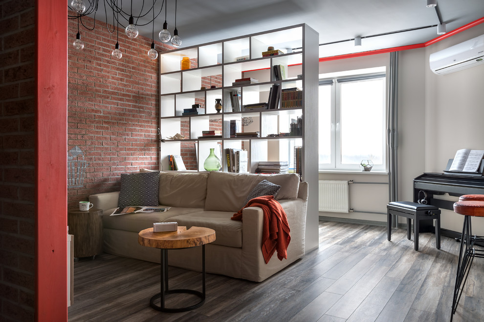 Immagine di un soggiorno minimal di medie dimensioni e aperto con sala della musica, pareti grigie, pavimento in laminato e pavimento grigio