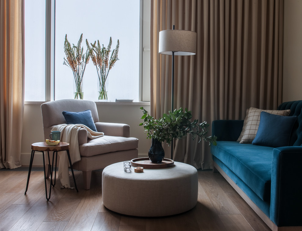 Foto di un soggiorno design di medie dimensioni con pareti beige, pavimento in legno massello medio e nessun camino