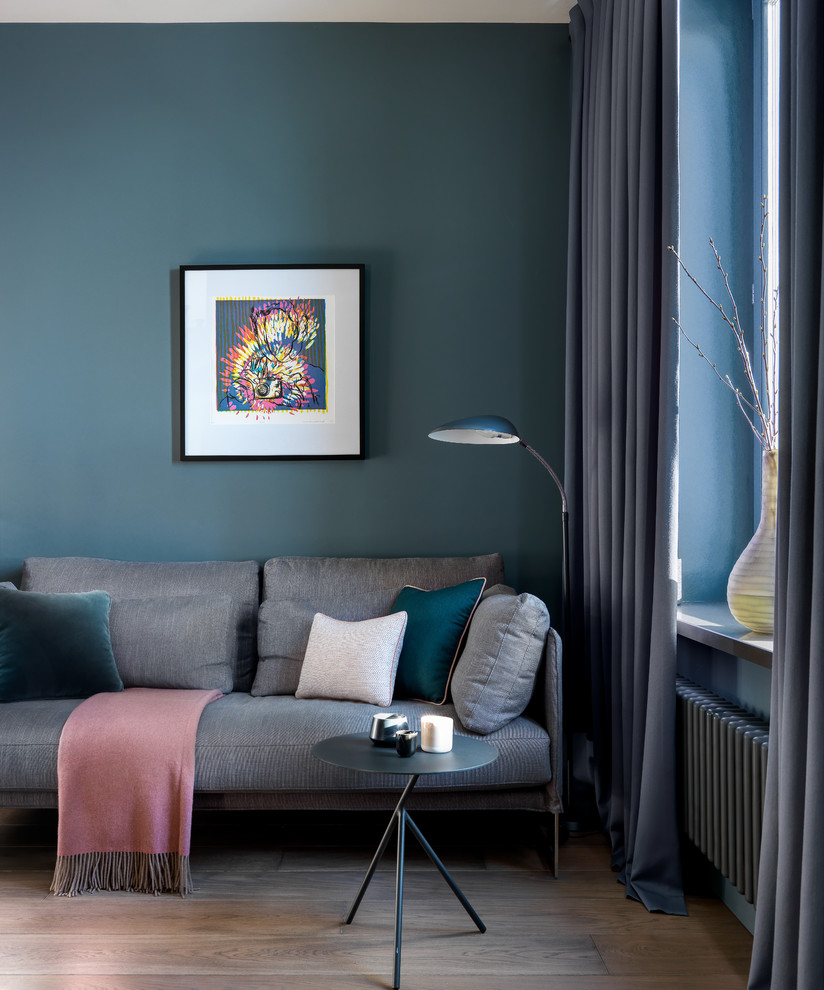 Esempio di un piccolo soggiorno design con pareti marroni, pavimento in legno massello medio, TV a parete e pavimento marrone
