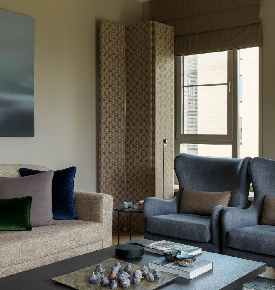 Источник вдохновения для домашнего уюта: большая открытая гостиная комната в современном стиле с серыми стенами, паркетным полом среднего тона, коричневым полом и тюлем на окнах