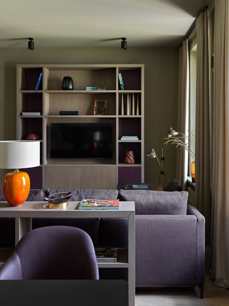 Ispirazione per un grande soggiorno contemporaneo aperto con pareti beige, pavimento in legno massello medio, TV a parete e pavimento marrone