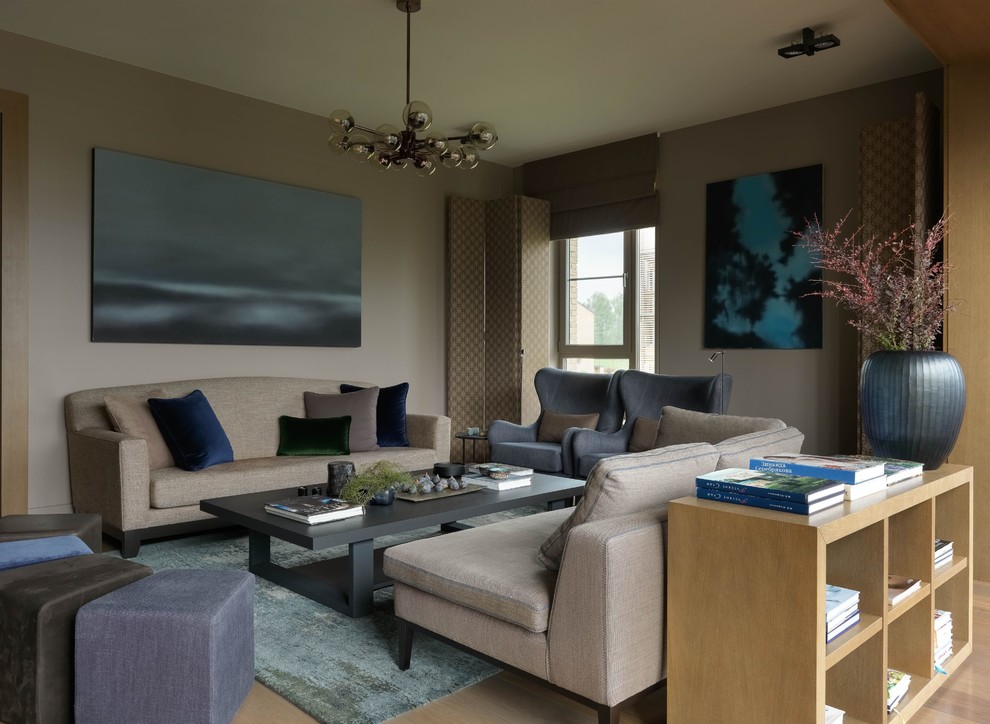Immagine di un grande soggiorno contemporaneo aperto con pareti grigie, pavimento in legno massello medio e pavimento marrone