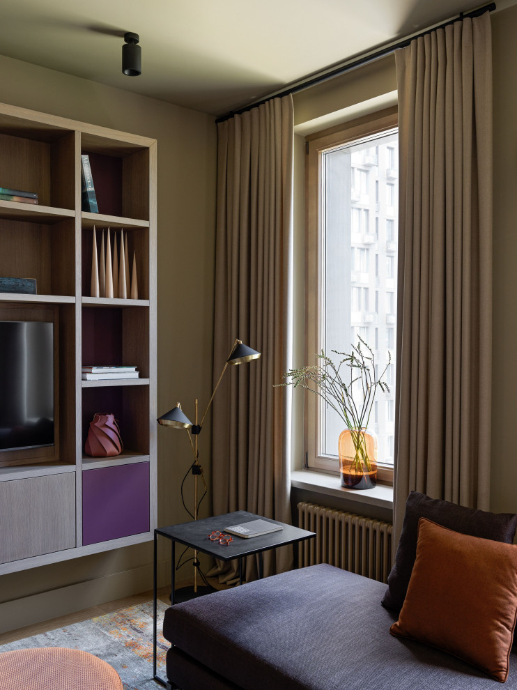 Стильный дизайн: большая открытая гостиная комната в современном стиле с бежевыми стенами, паркетным полом среднего тона, телевизором на стене и коричневым полом - последний тренд