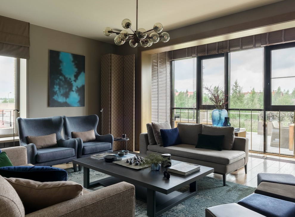 Идея дизайна: большая открытая, объединенная гостиная комната в современном стиле с серыми стенами, паркетным полом среднего тона, коричневым полом и тюлем на окнах