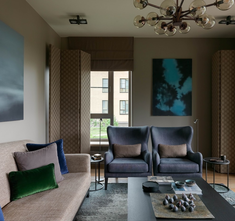 Großes, Offenes Modernes Wohnzimmer mit grauer Wandfarbe, braunem Holzboden und braunem Boden in Moskau