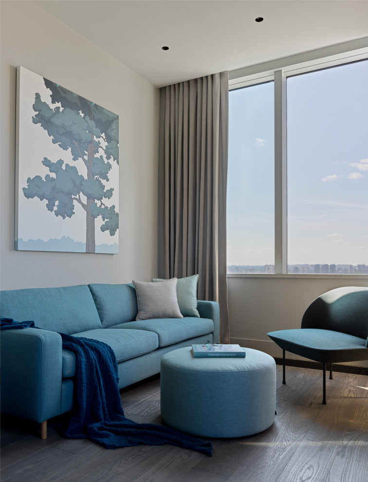 Стильный дизайн: большая открытая гостиная комната в современном стиле с серыми стенами, паркетным полом среднего тона и коричневым полом - последний тренд