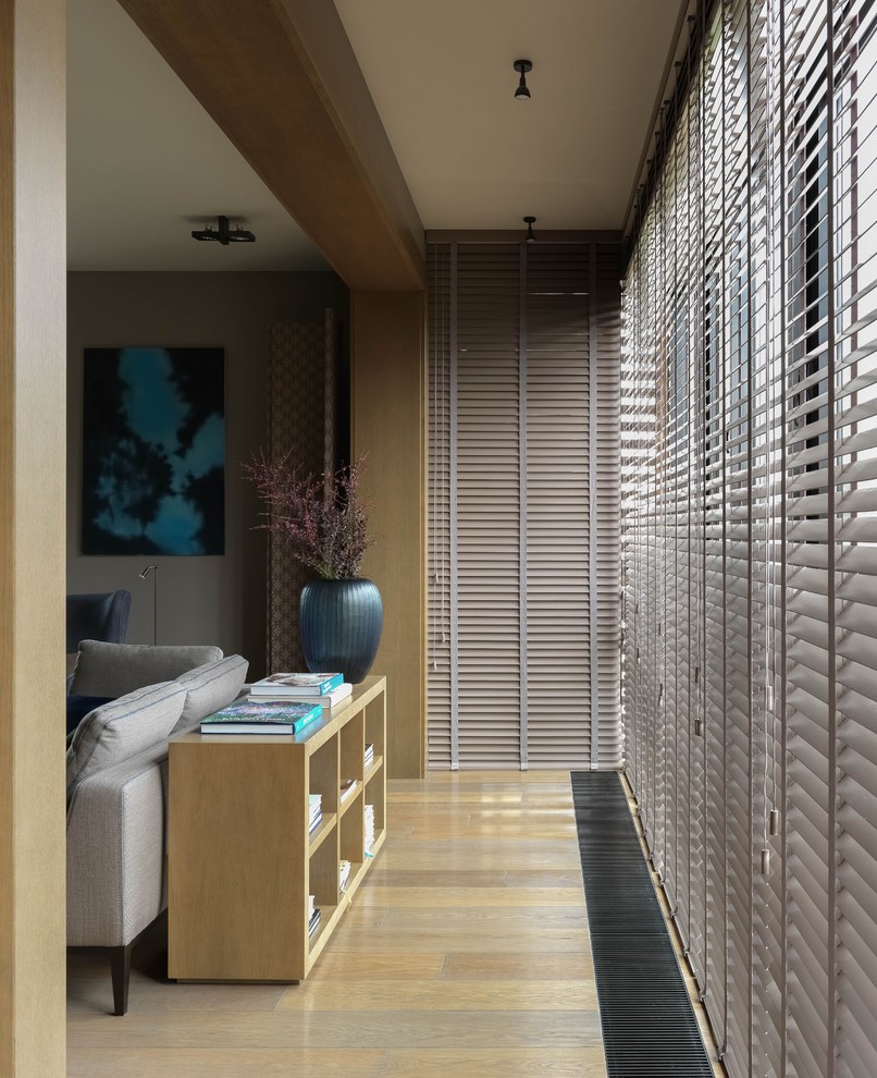 Стильный дизайн: большая открытая гостиная комната в современном стиле с серыми стенами, паркетным полом среднего тона и коричневым полом - последний тренд