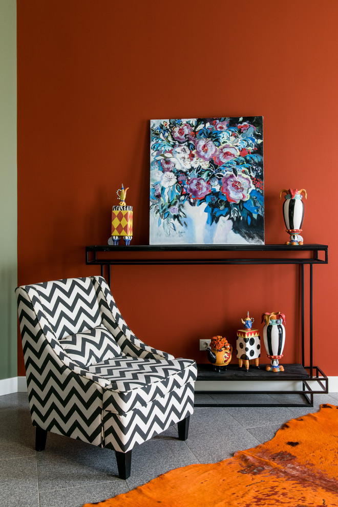 Свежая идея для дизайна: гостиная комната в современном стиле с оранжевыми стенами и серым полом - отличное фото интерьера
