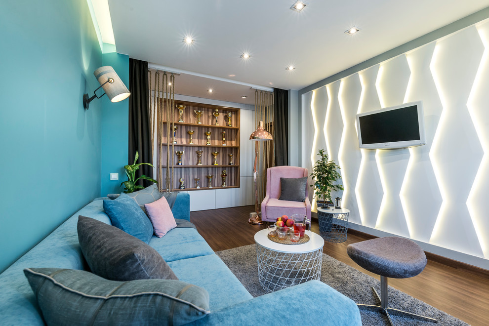 Abgetrenntes Modernes Wohnzimmer mit blauer Wandfarbe, braunem Holzboden und TV-Wand in Moskau