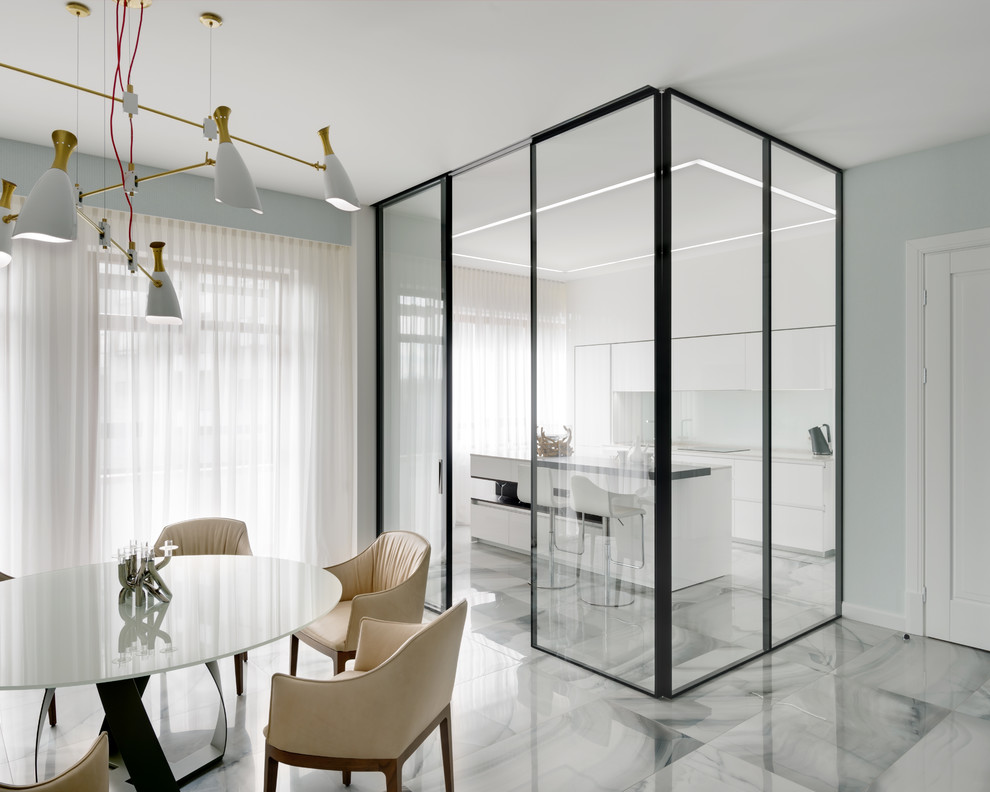 Источник вдохновения для домашнего уюта: большая гостиная комната в классическом стиле с белыми стенами и полом из керамической плитки