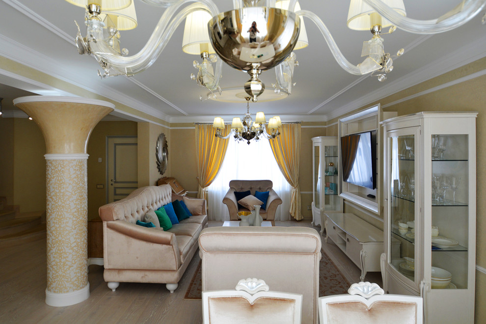На фото: большая изолированная гостиная комната в классическом стиле с бежевыми стенами, светлым паркетным полом и телевизором на стене
