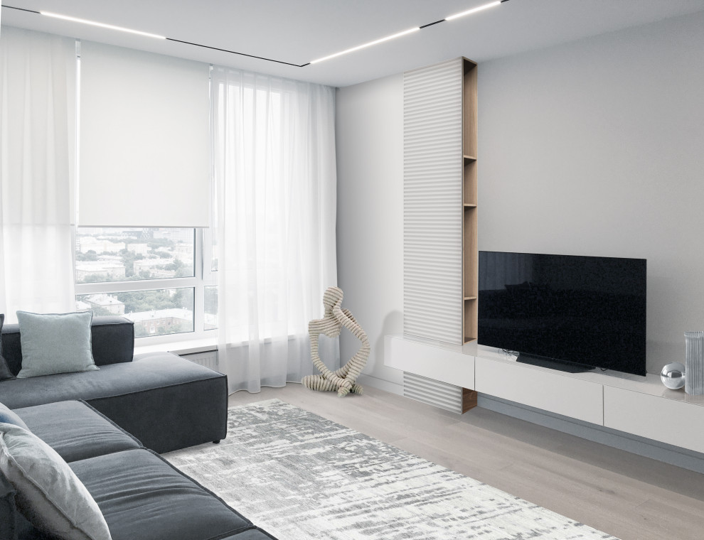 На фото: гостиная комната среднего размера в современном стиле с серыми стенами, светлым паркетным полом, отдельно стоящим телевизором и тюлем на окнах