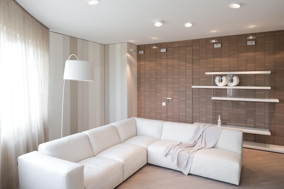Idee per un soggiorno contemporaneo di medie dimensioni e aperto con pareti marroni, pavimento in legno massello medio e pavimento marrone